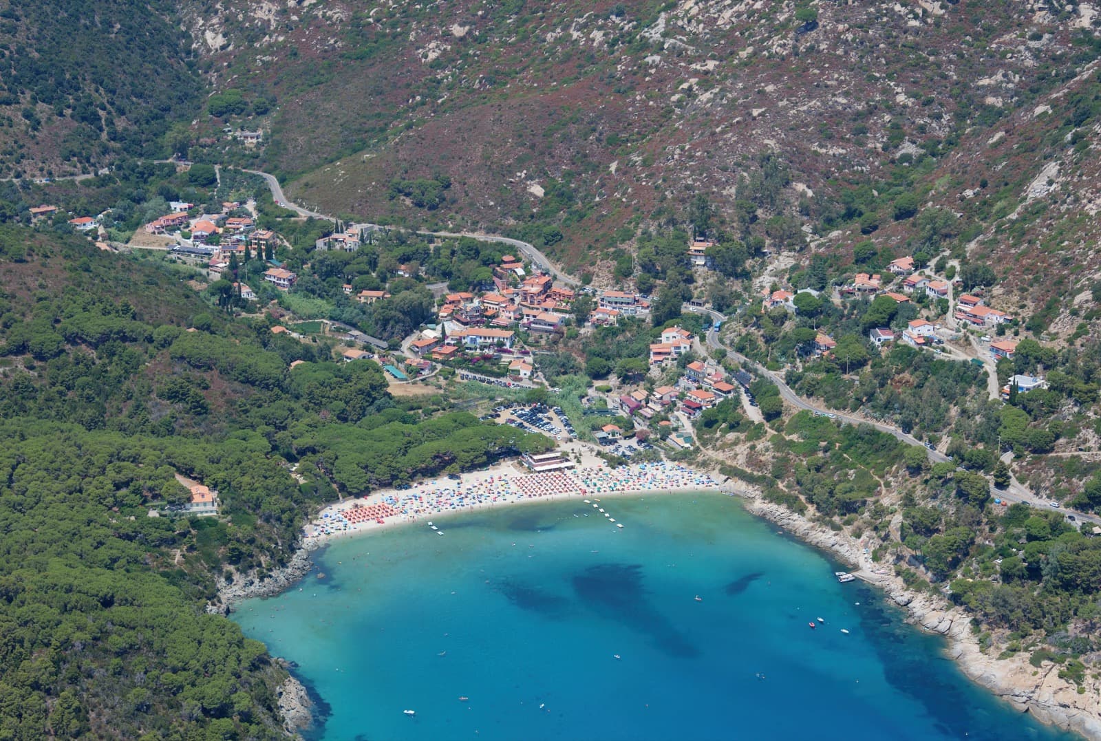 Veduta aerea della spiaggia e della baia di Fetovaia, all’isola d’Elba