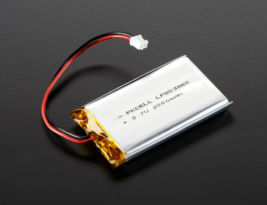 Batteria ai polimeri di litio in un involucro argentato, con cavi rosso e nero