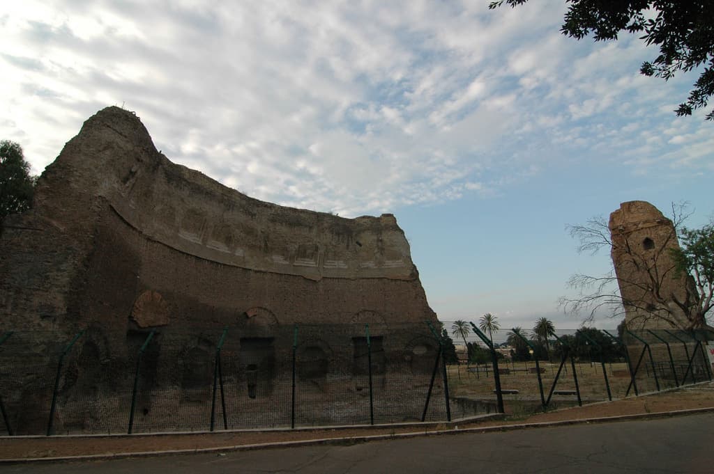 Resti in mattoni dell’esedra delle Terme di Traiano, visti dall’esterno