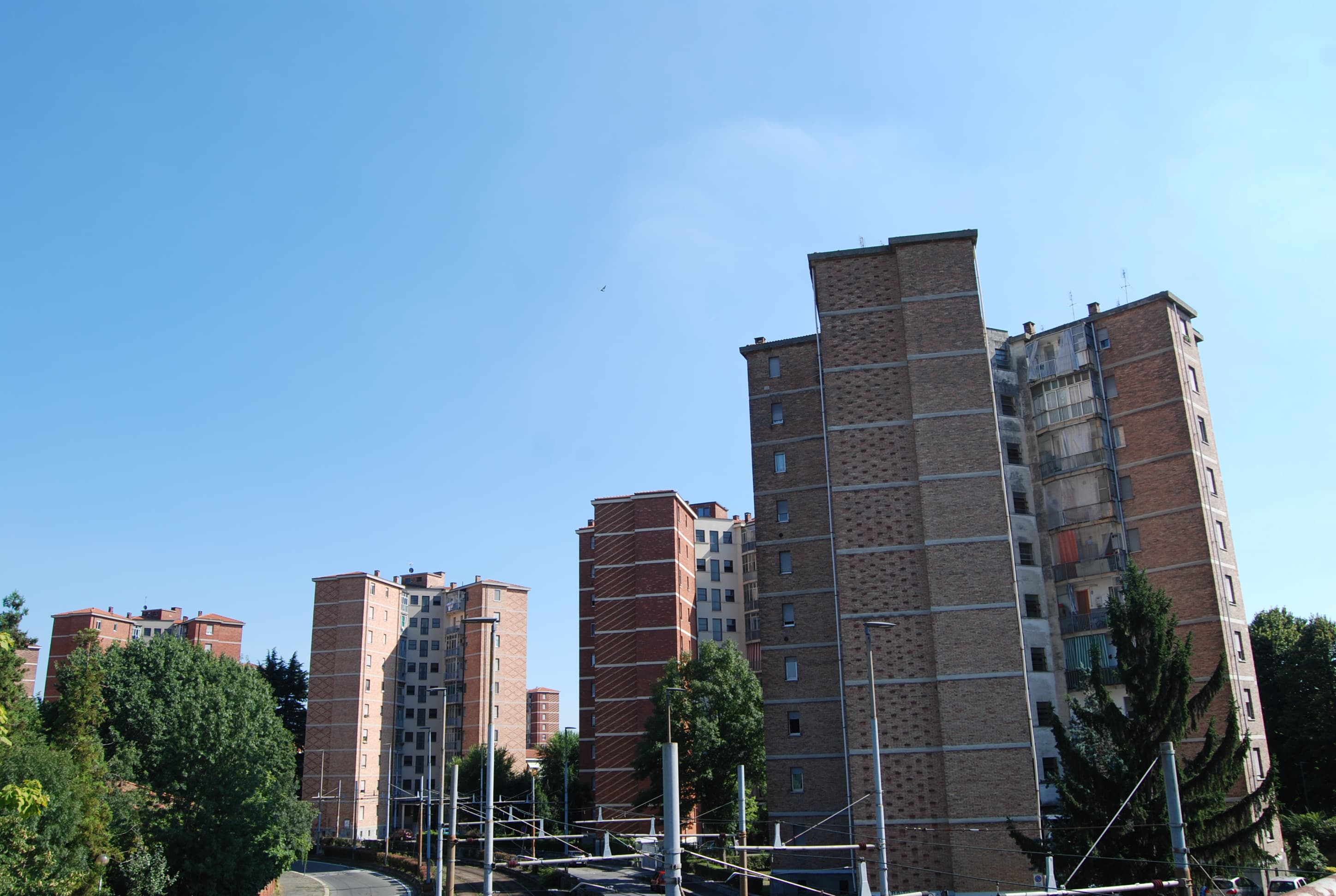 Le torri residenziali delle Vallette a Torino, sotto un cielo azzurro