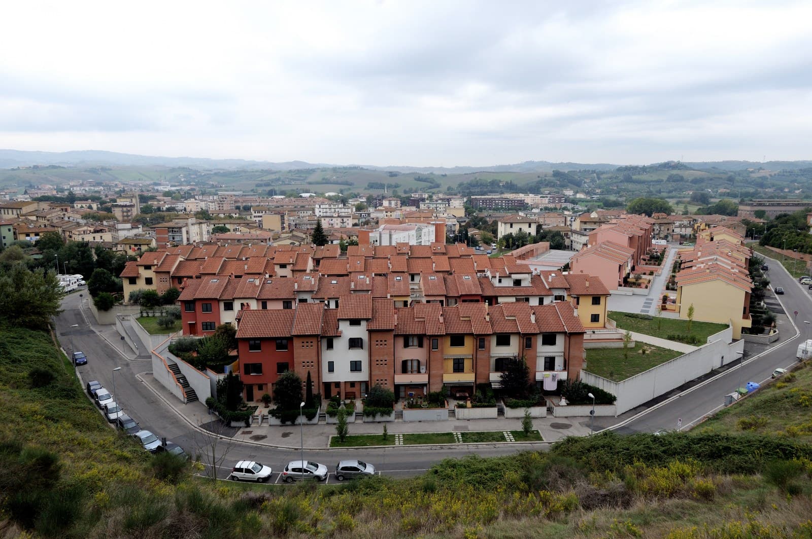 Case con tetti in cotto e colline sullo sfondo a Castelfiorentino