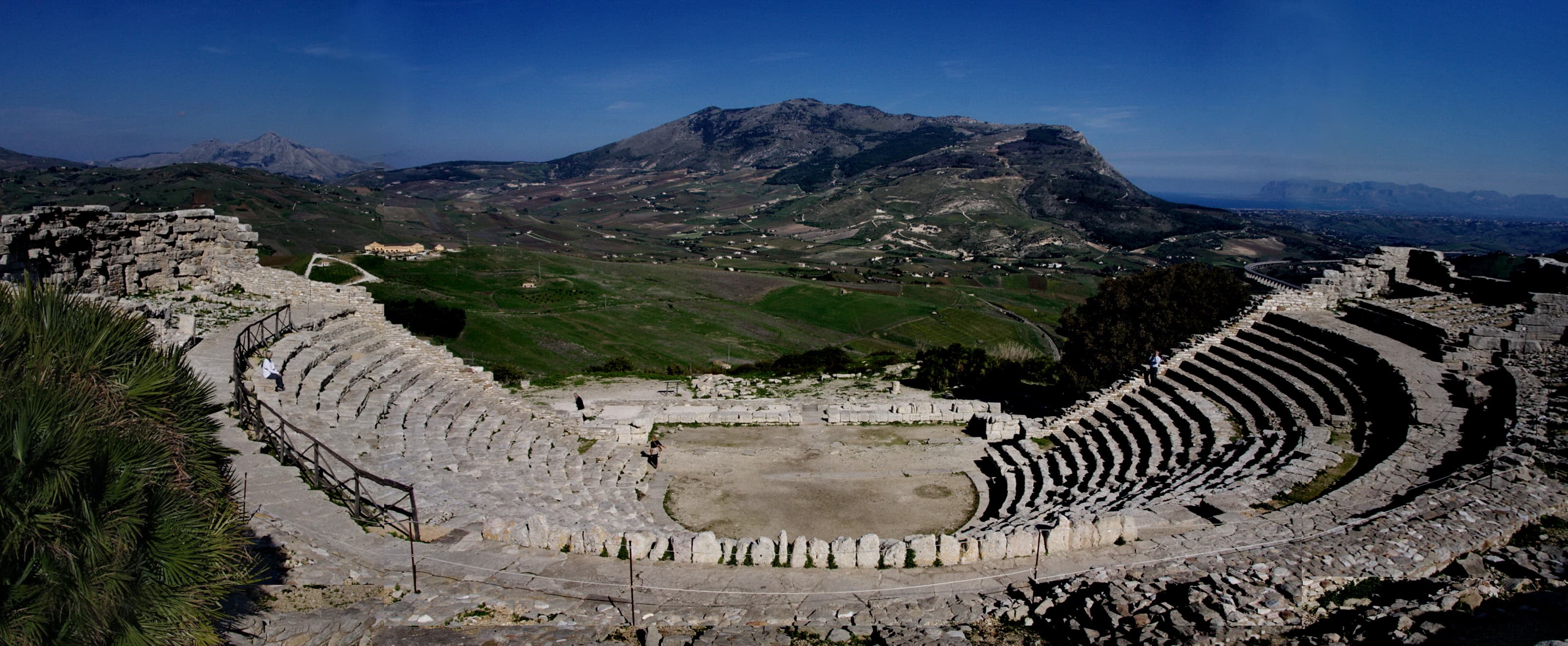 Gradinate del teatro antico di Segesta affacciate sulle colline siciliane