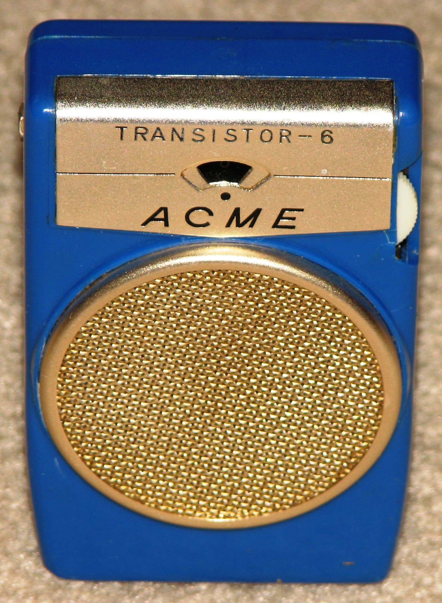 Una radio portatile Acme blu con pannello e griglia dorati.