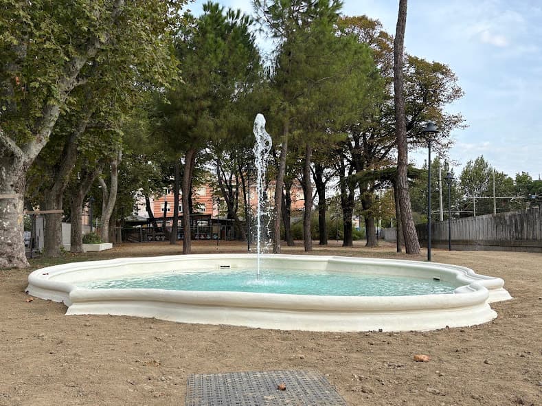 Fontana in funzione tra gli alberi dei Giardini Silver Sirotti.