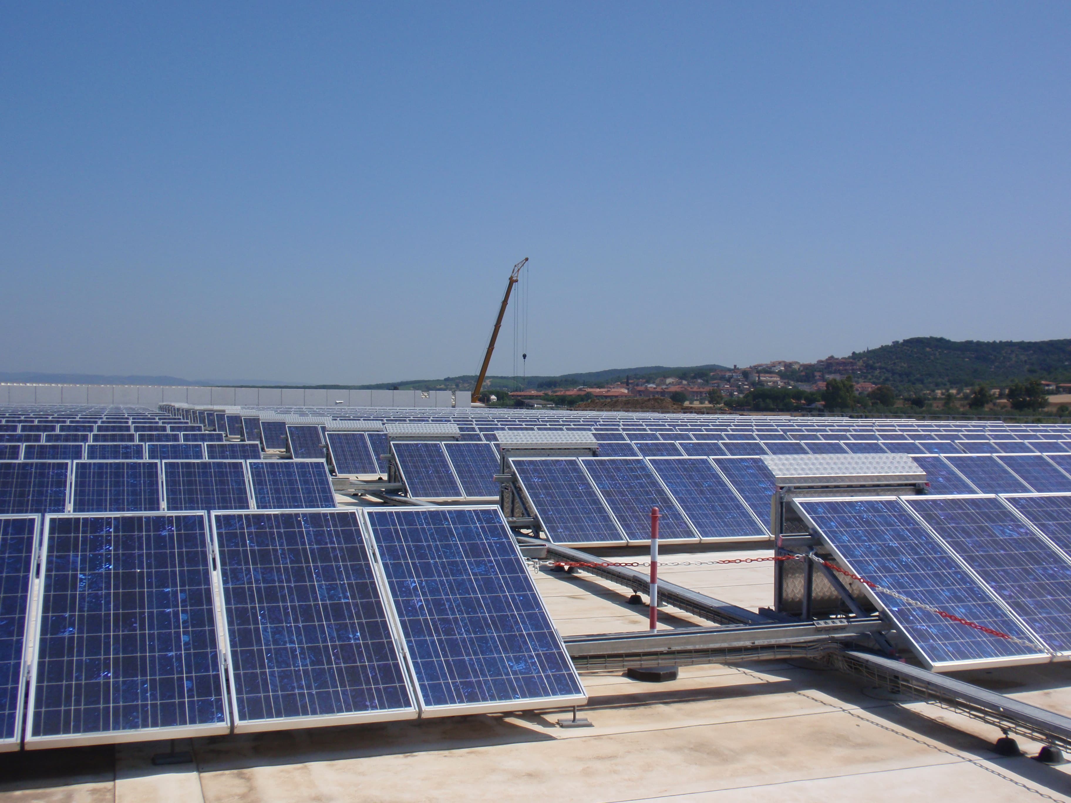 File di pannelli fotovoltaici sul tetto della sede Unicoop Tirreno a Vignale Riotorto