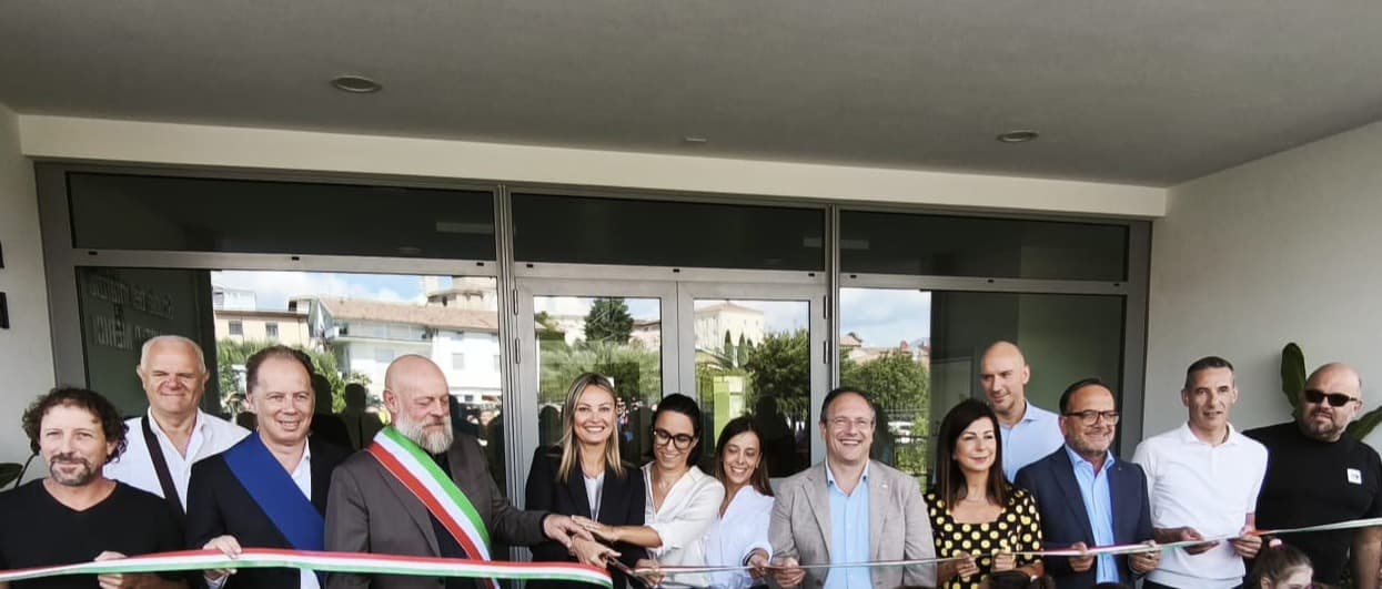 Taglio del nastro davanti all’ingresso della scuola Don Angelo Merici a Manerba del Garda