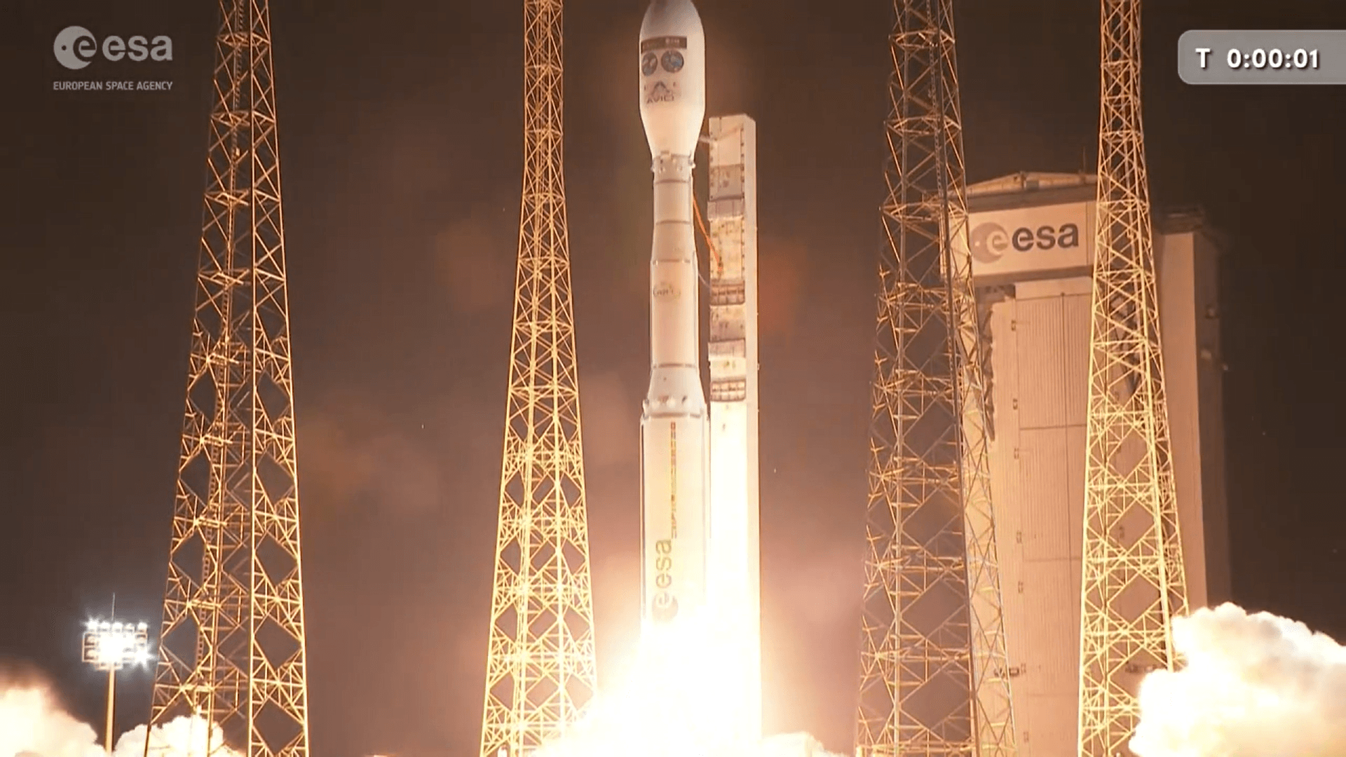 Il razzo Vega-C si solleva dalla piattaforma illuminata durante il lancio notturno di FLEX e Sentinel-3C.