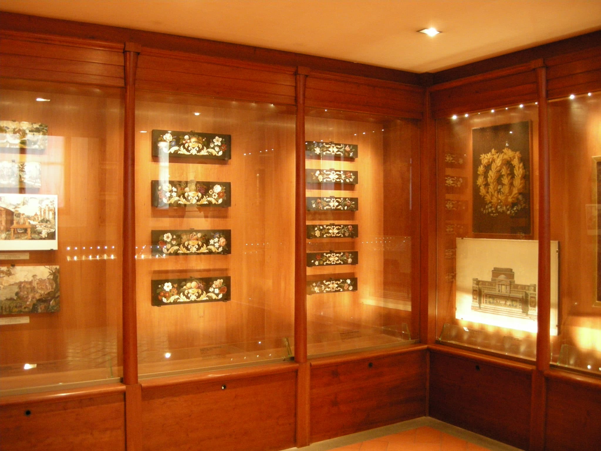 Vetrine di legno con pannelli decorativi al Museo dell’Opificio delle Pietre Dure.