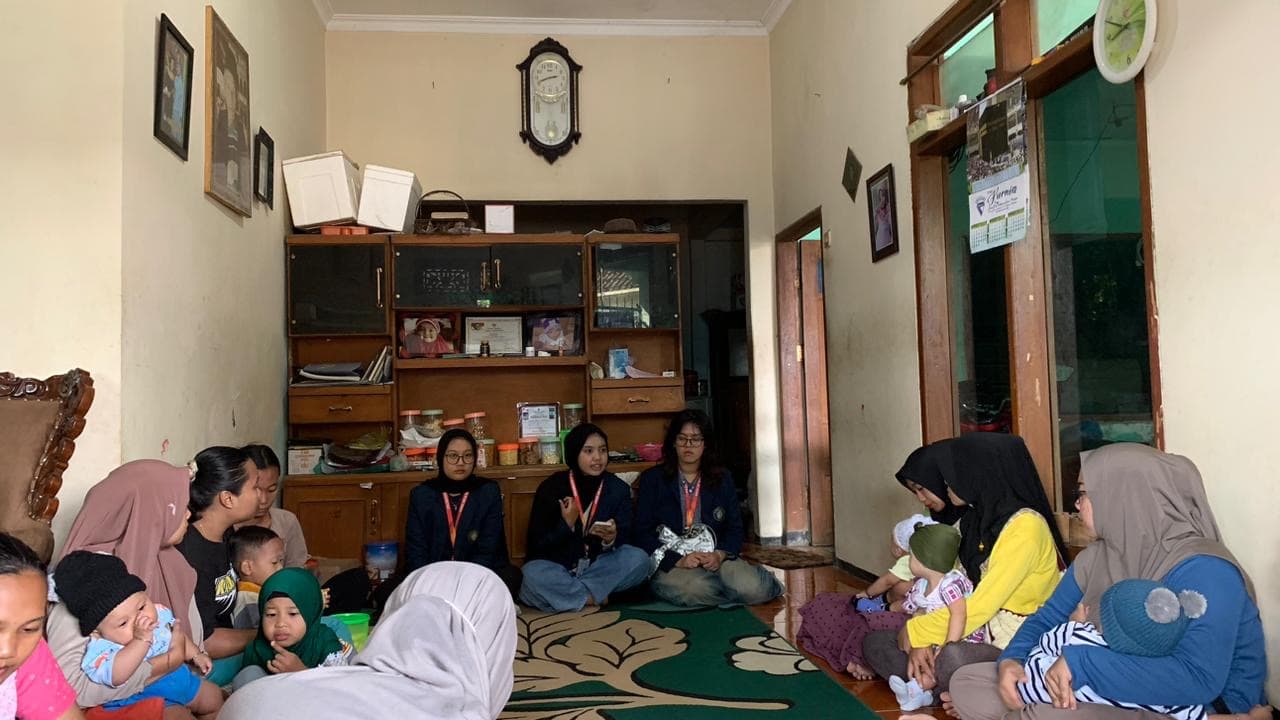Madri, bambini e operatrici riuniti per attività sanitarie in una stanza a Benel, in Indonesia.