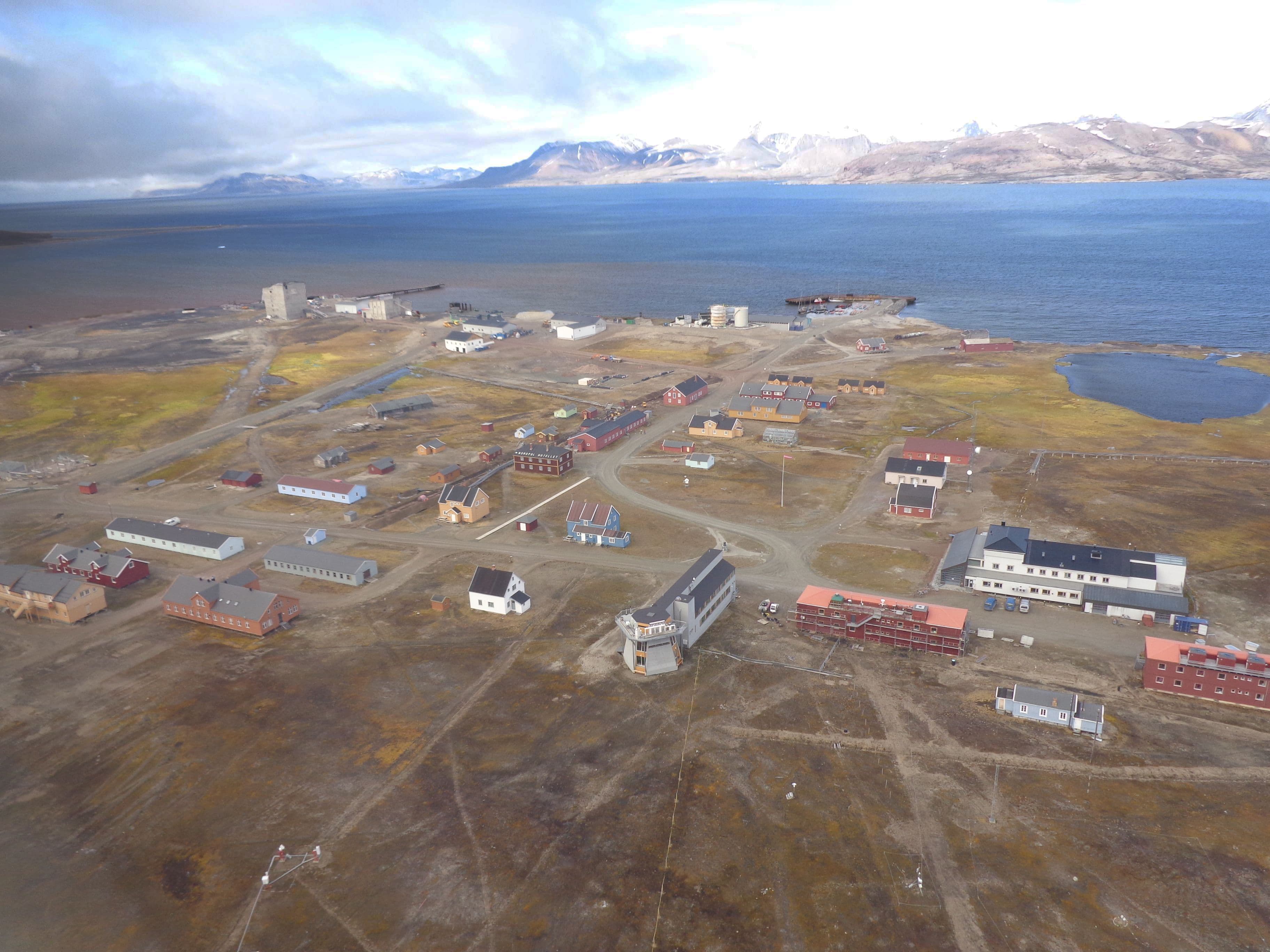 Veduta aerea degli edifici di Ny-Ålesund e del fiordo alle Svalbard.