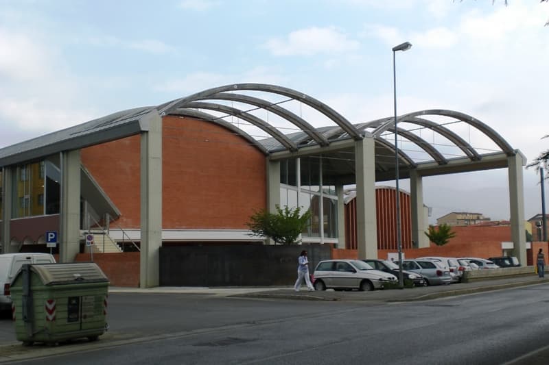 Esterno della Biblioteca San Giorgio di Pistoia, con archi metallici sopra la facciata.