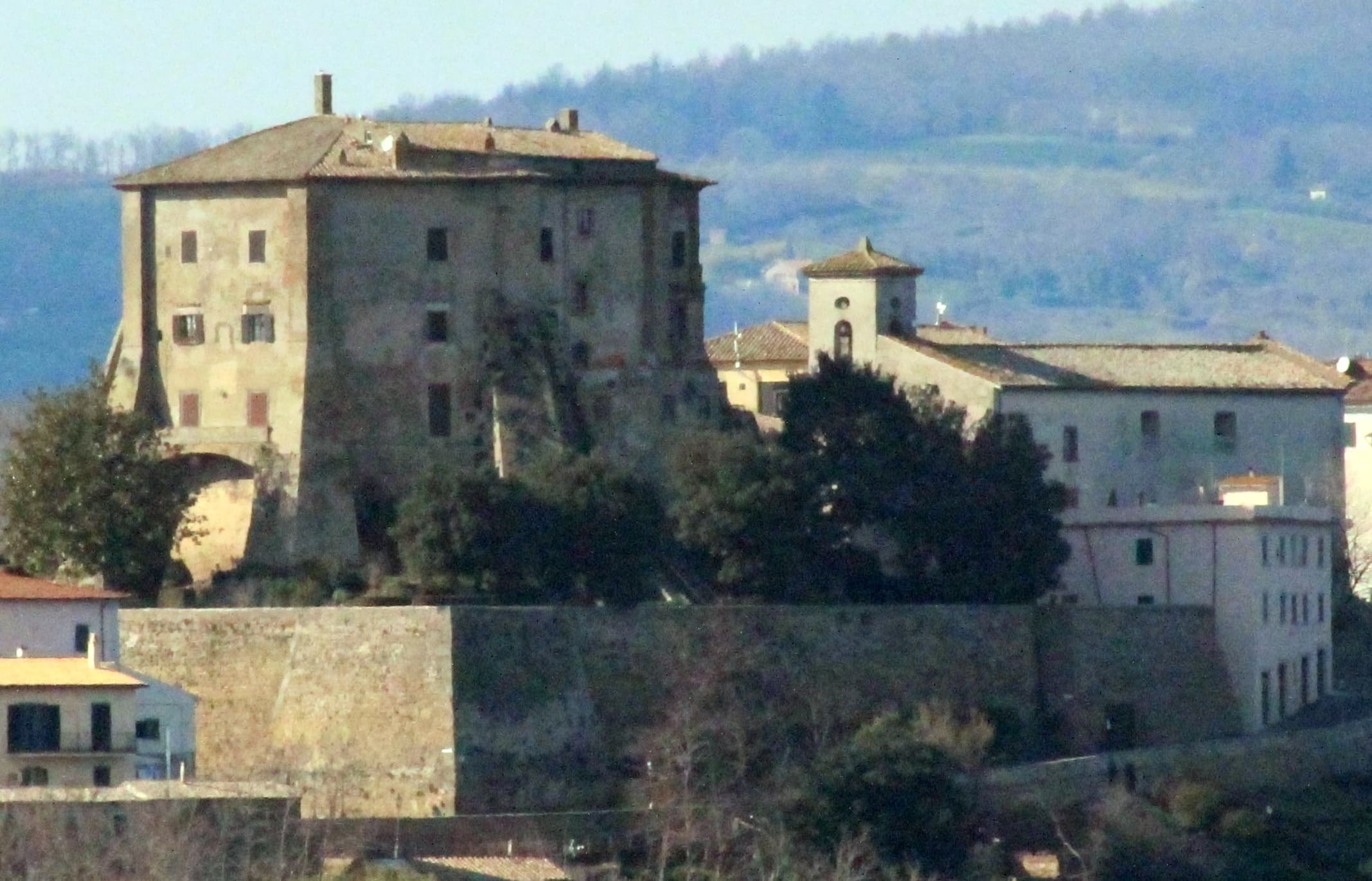 La Rocca Farnese domina le case di Capodimonte sul lago di Bolsena.