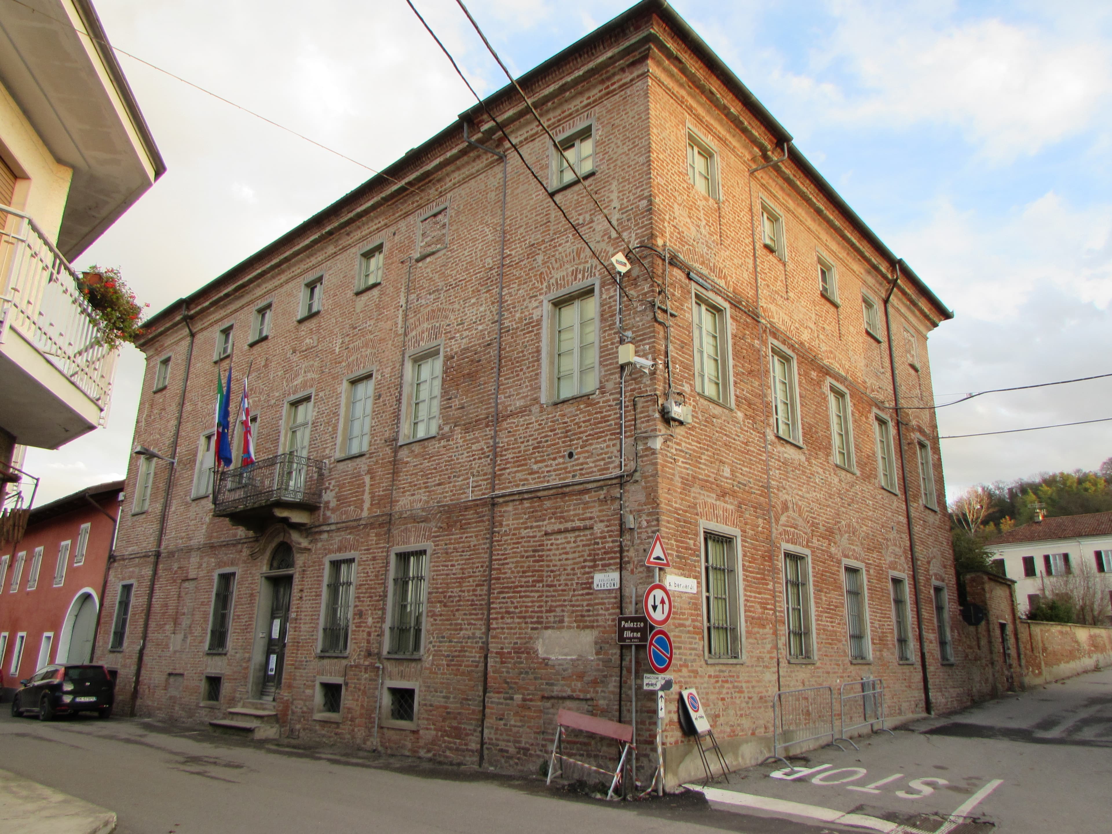 L’esterno in mattoni di Palazzo Ellena a Brusasco, visto dalla strada; fotografia di repertorio.