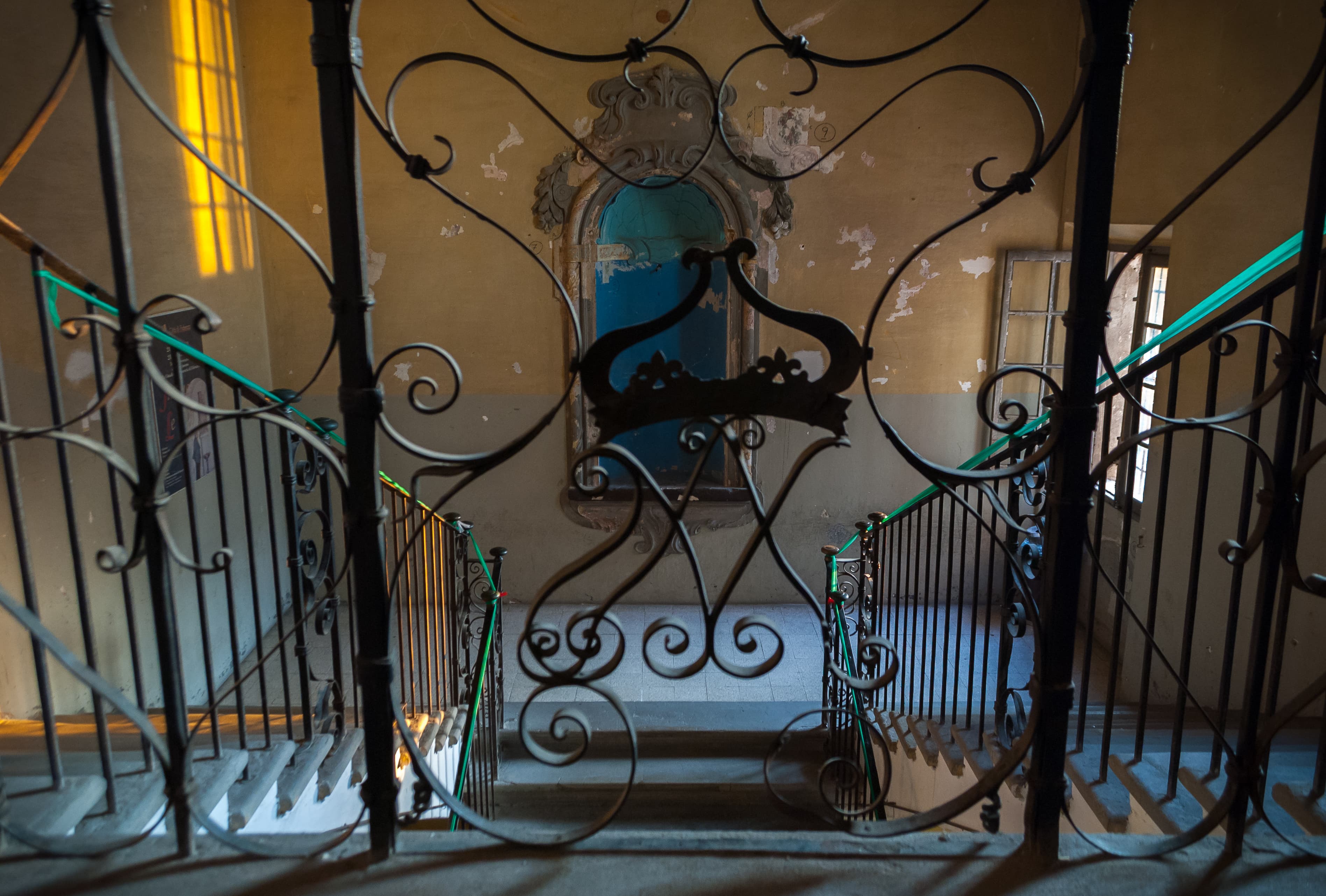 Scala interna e ringhiera in ferro nel Palazzo delle Orsoline di Fidenza