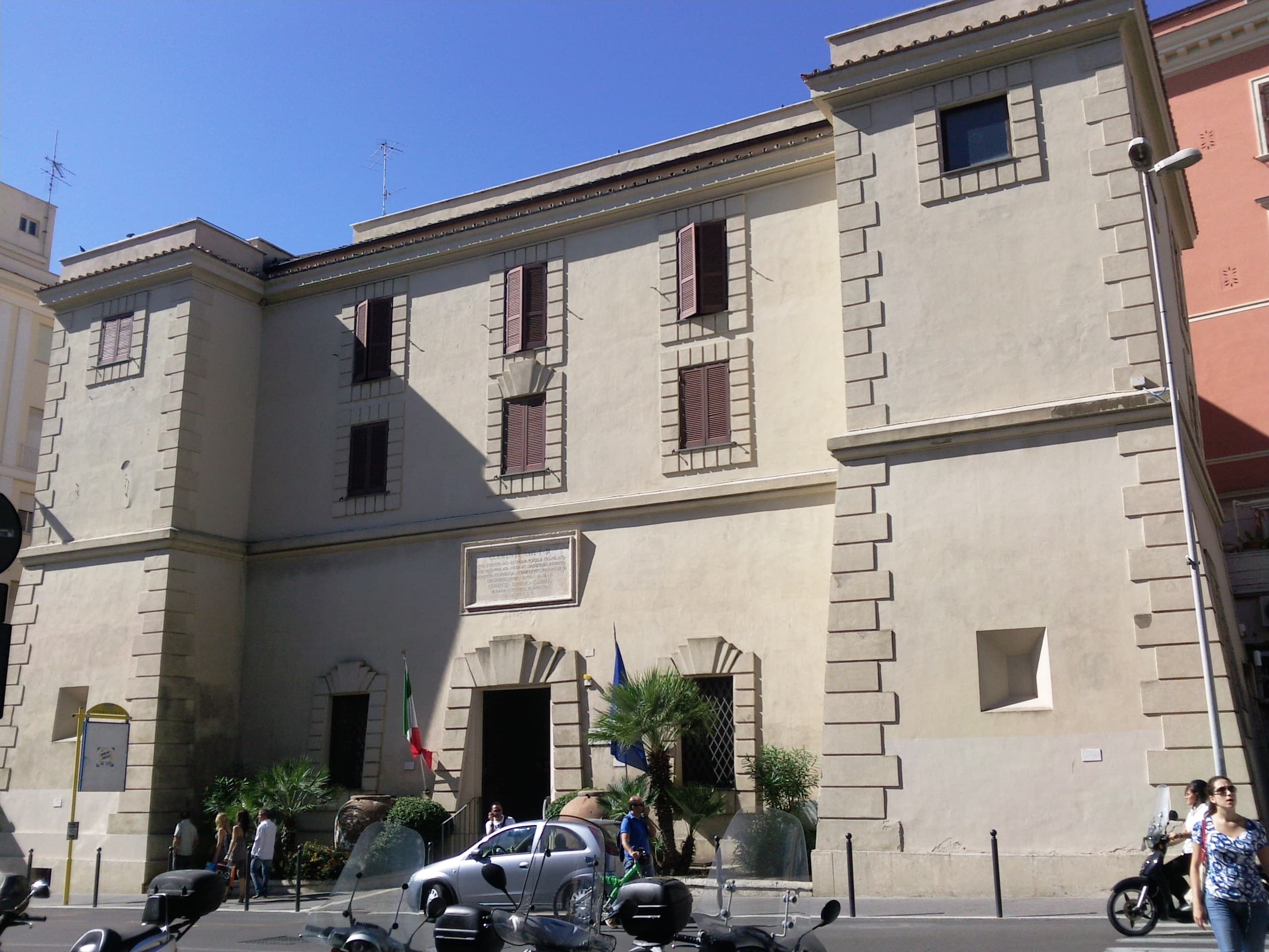 Facciata del Museo archeologico nazionale di Civitavecchia, con ingresso al piano terra.