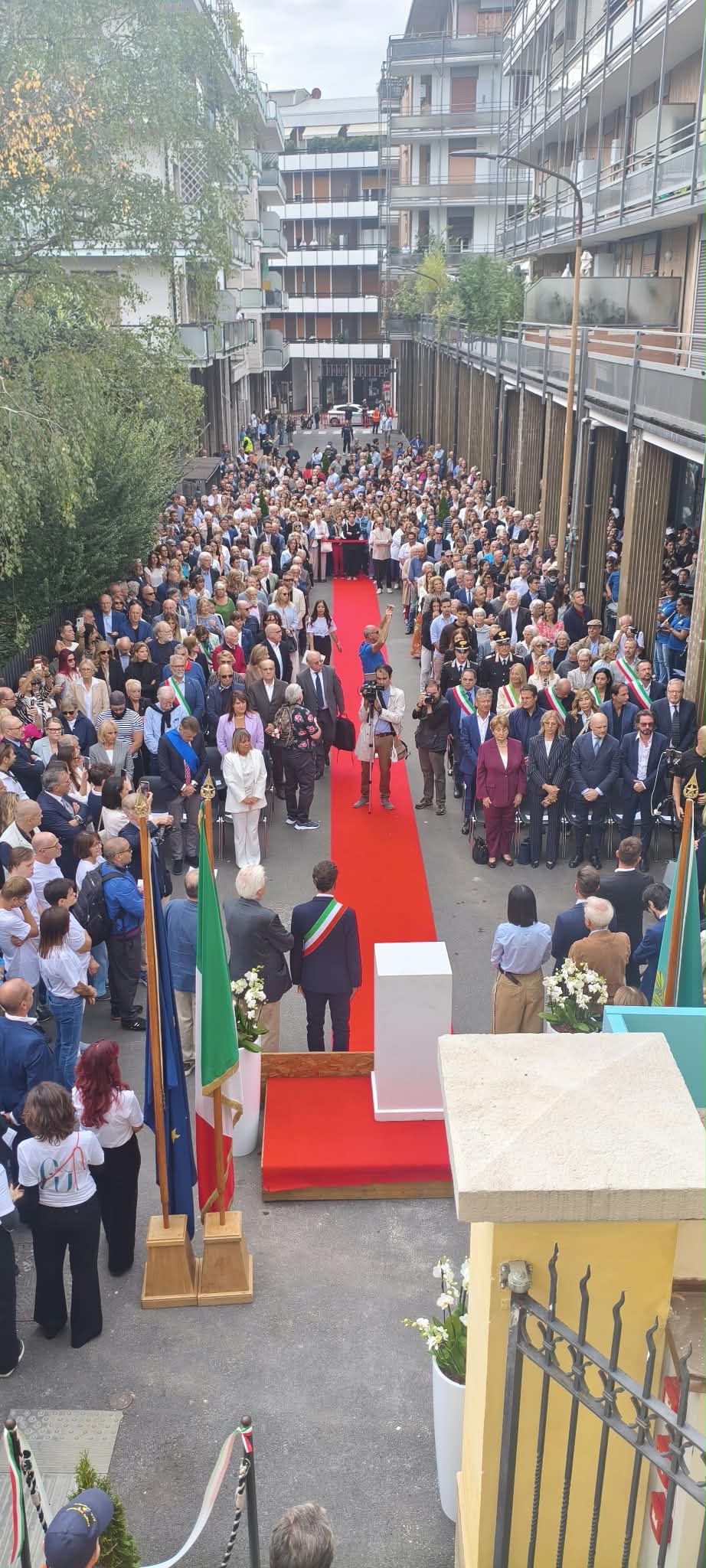 Persone riunite all’apertura del Museo Fanny Usellini, lungo un tappeto rosso nel cortile.