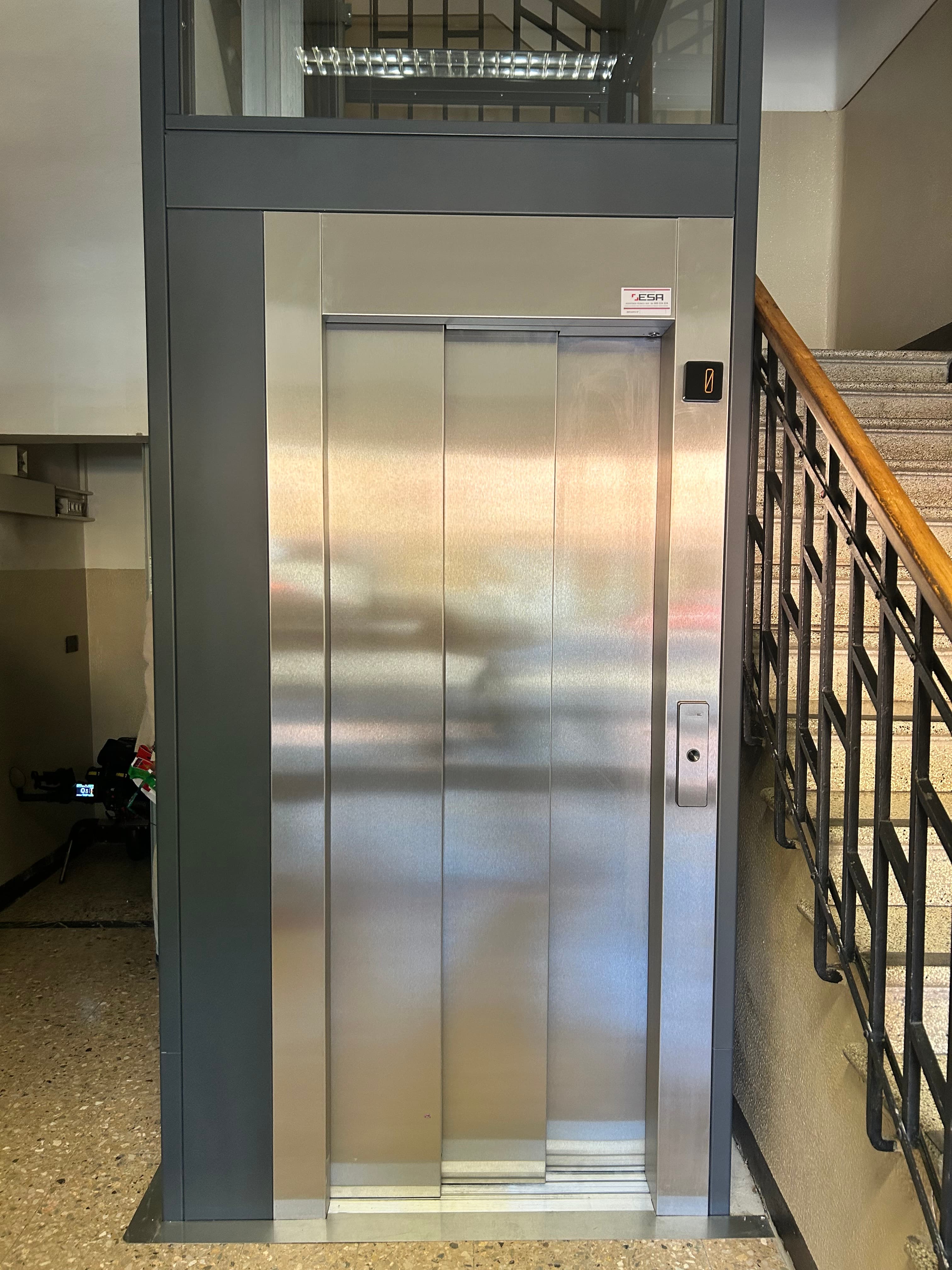 Le porte della nuova piattaforma elevatrice nel municipio di Monterenzio, accanto alla scala.