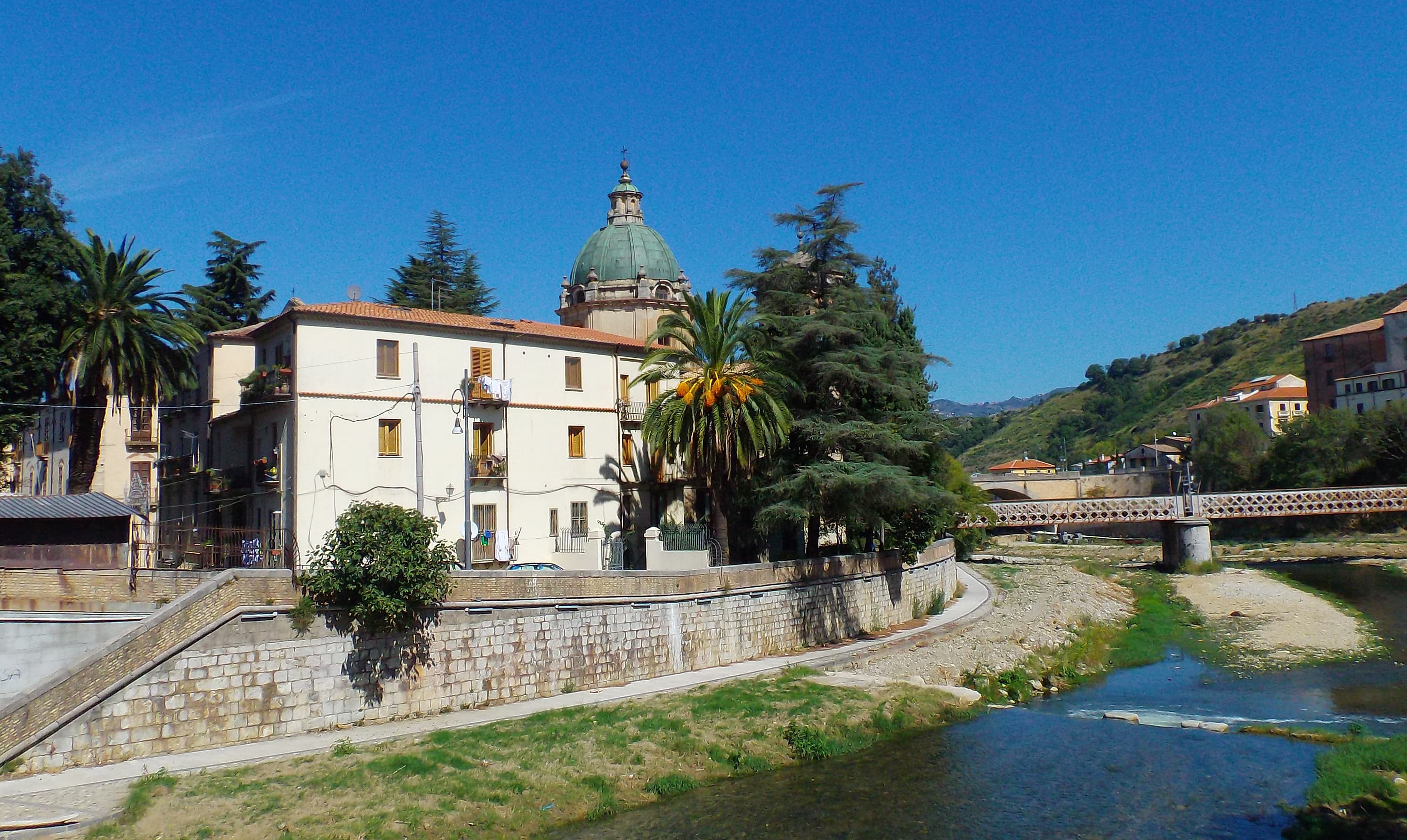 Il fiume Busento e gli edifici del complesso di San Domenico a Cosenza.