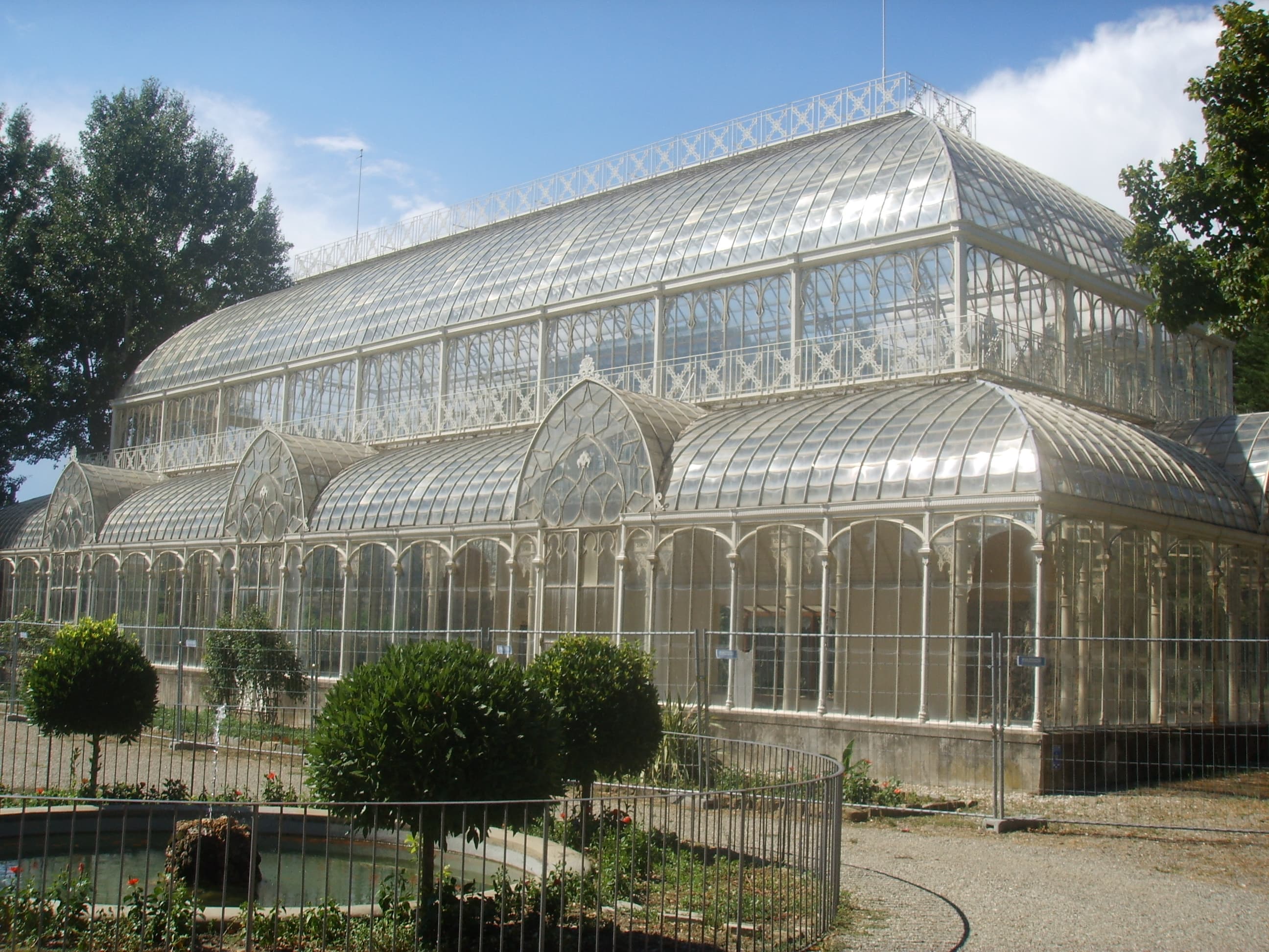 La struttura in ferro e vetro del Tepidarium Roster nel Giardino dell’Orticoltura di Firenze.