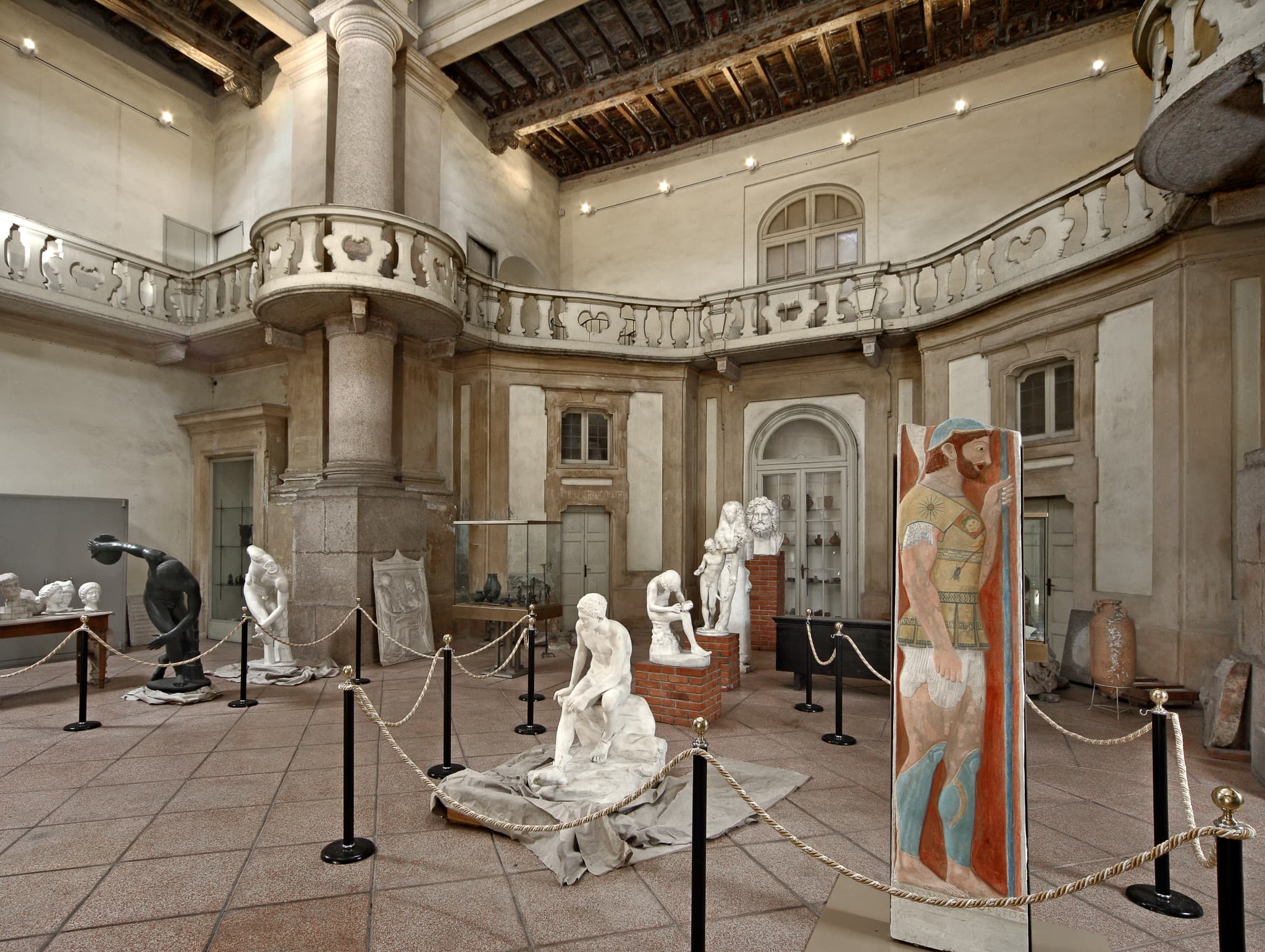 Statue e calchi nella sala del Museo di Archeologia dell’Università di Pavia.