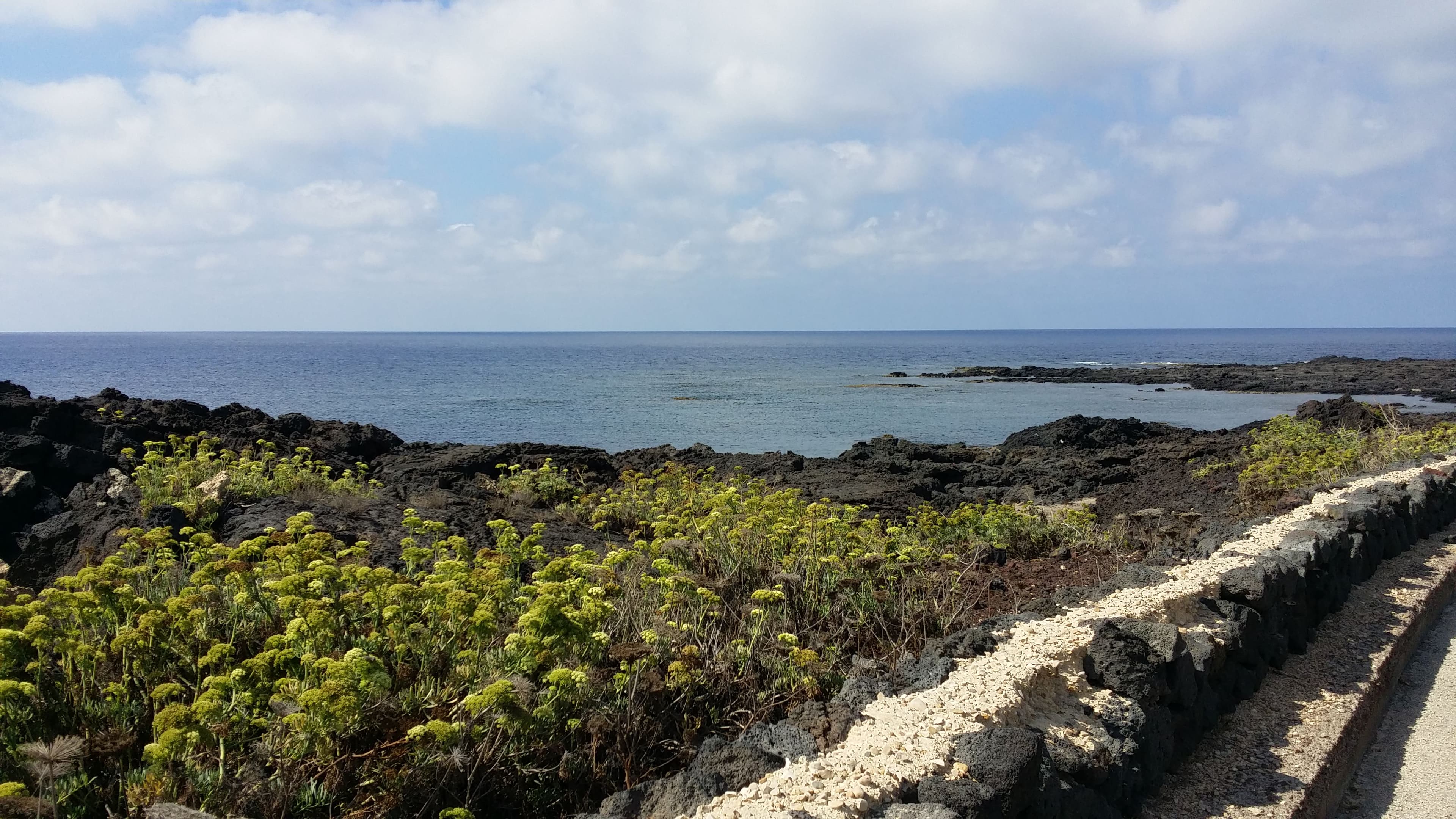 La costa rocciosa di Linosa affacciata sul mare.