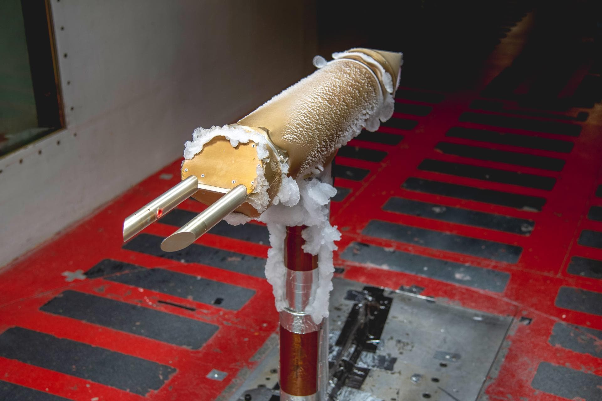 Glace accumulée sur le corps d’une sonde métallique dans la soufflerie d’essais de la NASA.