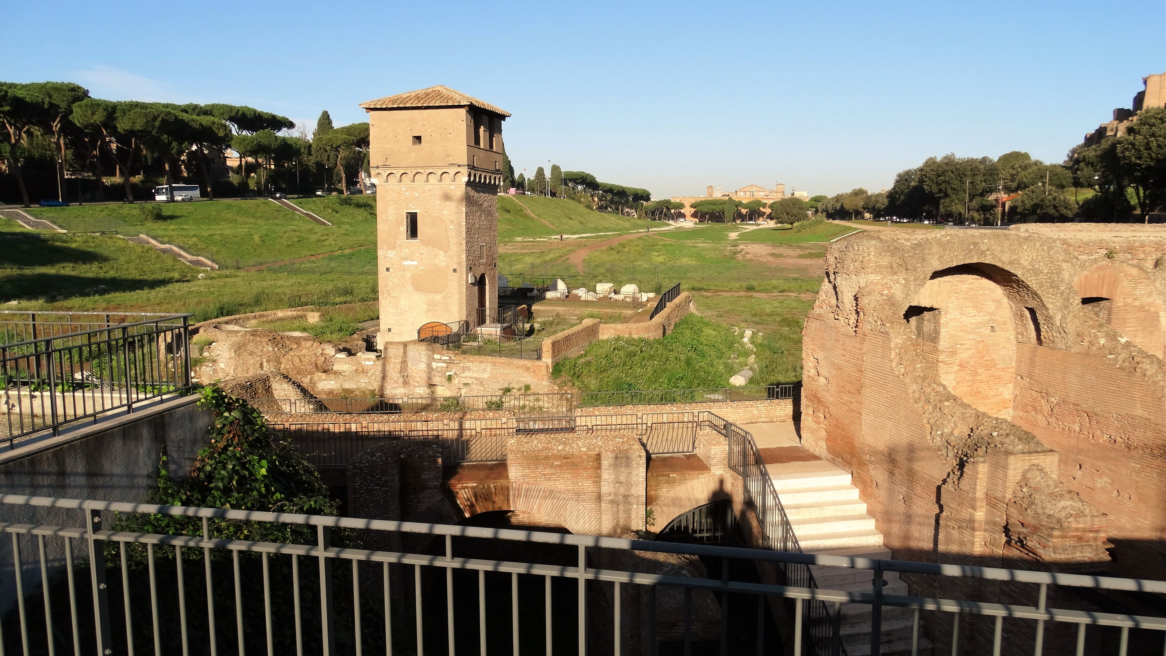 Resti in mattoni e spazi verdi nel Circo Massimo a Roma