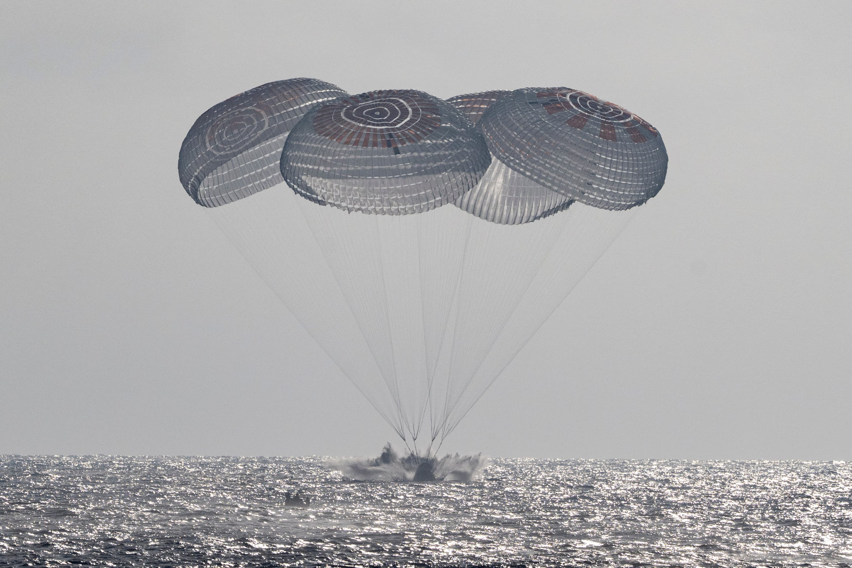 La capsula Freedom tocca l’oceano sotto quattro paracadute