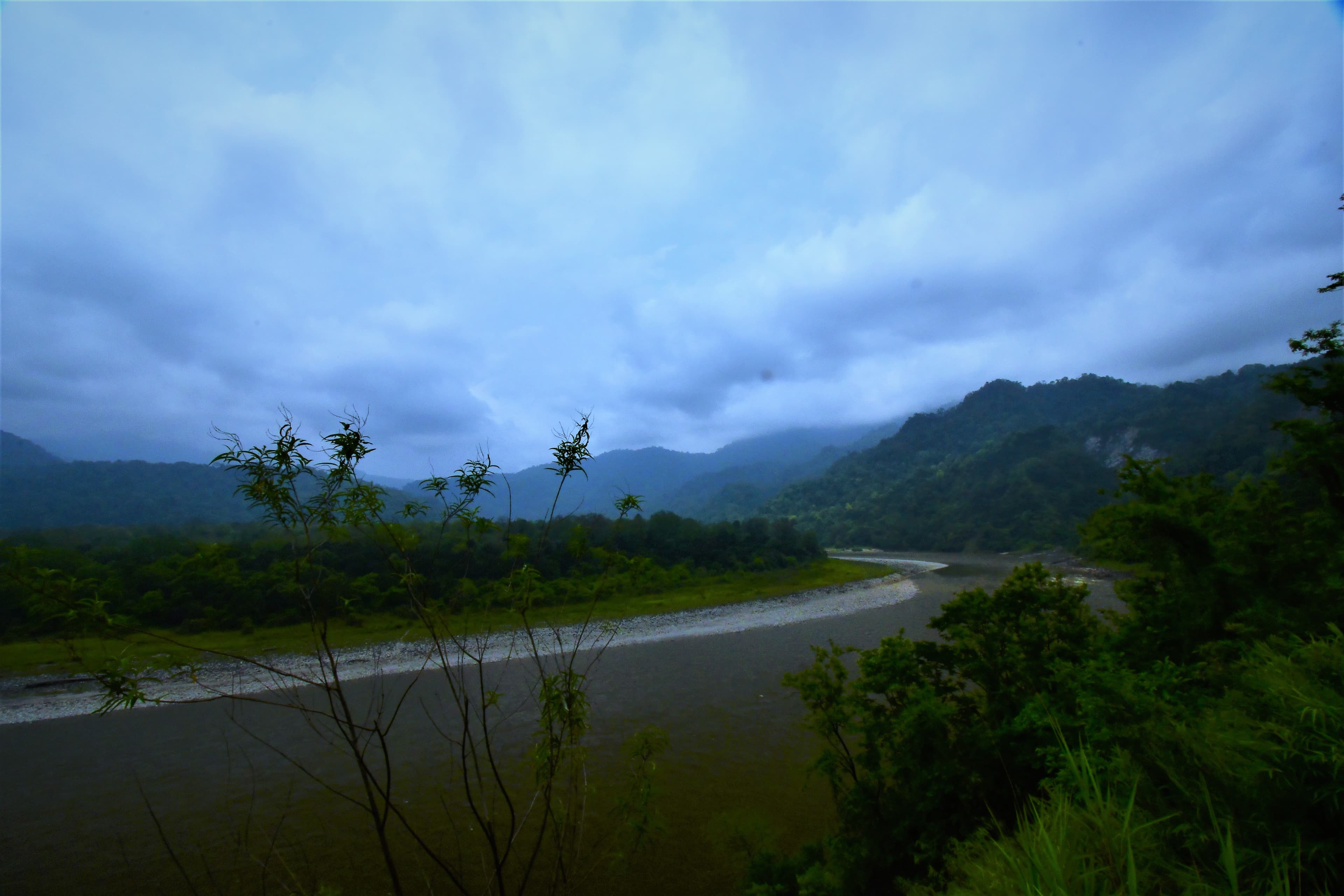 Il fiume Manas tra rilievi boscosi del Bhutan