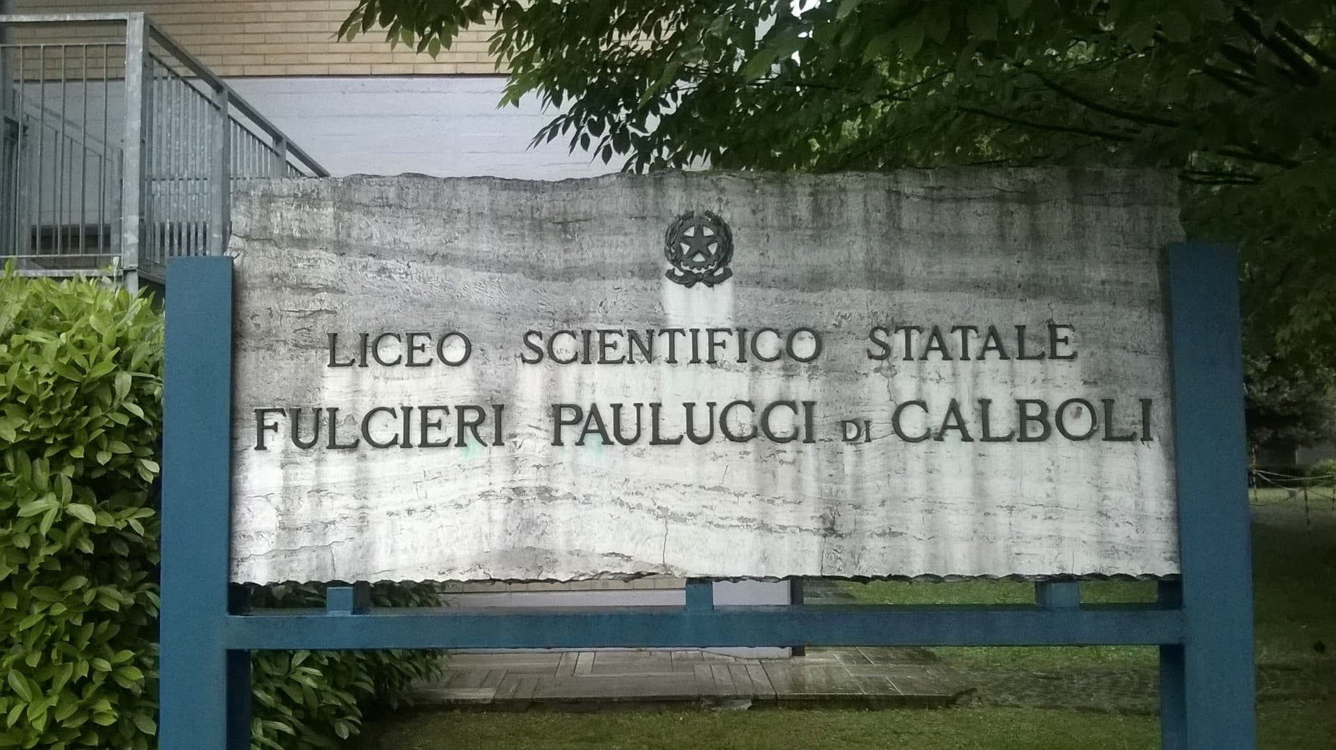 L’insegna del liceo scientifico Fulcieri Paulucci di Calboli all’ingresso di via Aldo Moro.